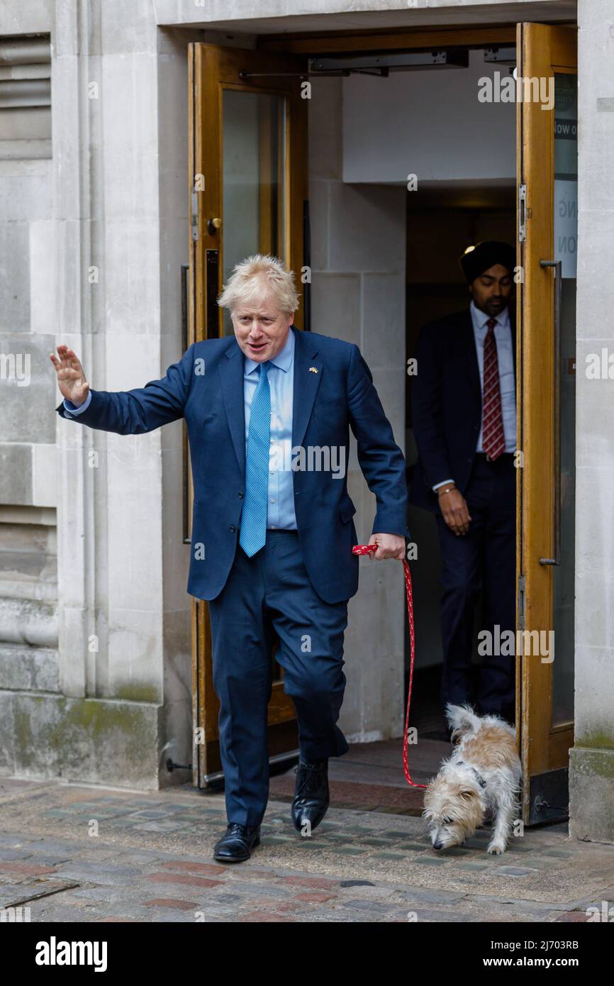 Westminster, Londra, Regno Unito. 5th maggio 2022.il primo Ministro britannico, Boris Johnson, insieme a Dilyn il cane da croce Jack Russell del PM, lasciando la stazione di polling dopo il voto nelle elezioni del governo locale. Amanda Rose/Alamy Live News Foto Stock