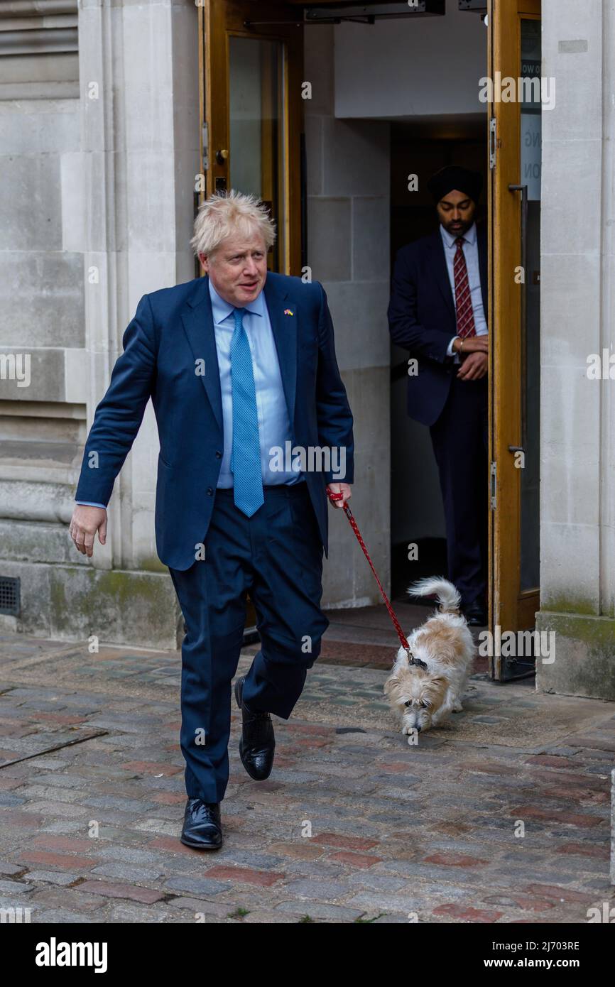 Westminster, Londra, Regno Unito. 5th maggio 2022.il primo Ministro britannico, Boris Johnson, insieme a Dilyn il cane da croce Jack Russell del PM, lasciando la stazione di polling dopo il voto nelle elezioni del governo locale. Amanda Rose/Alamy Live News Foto Stock
