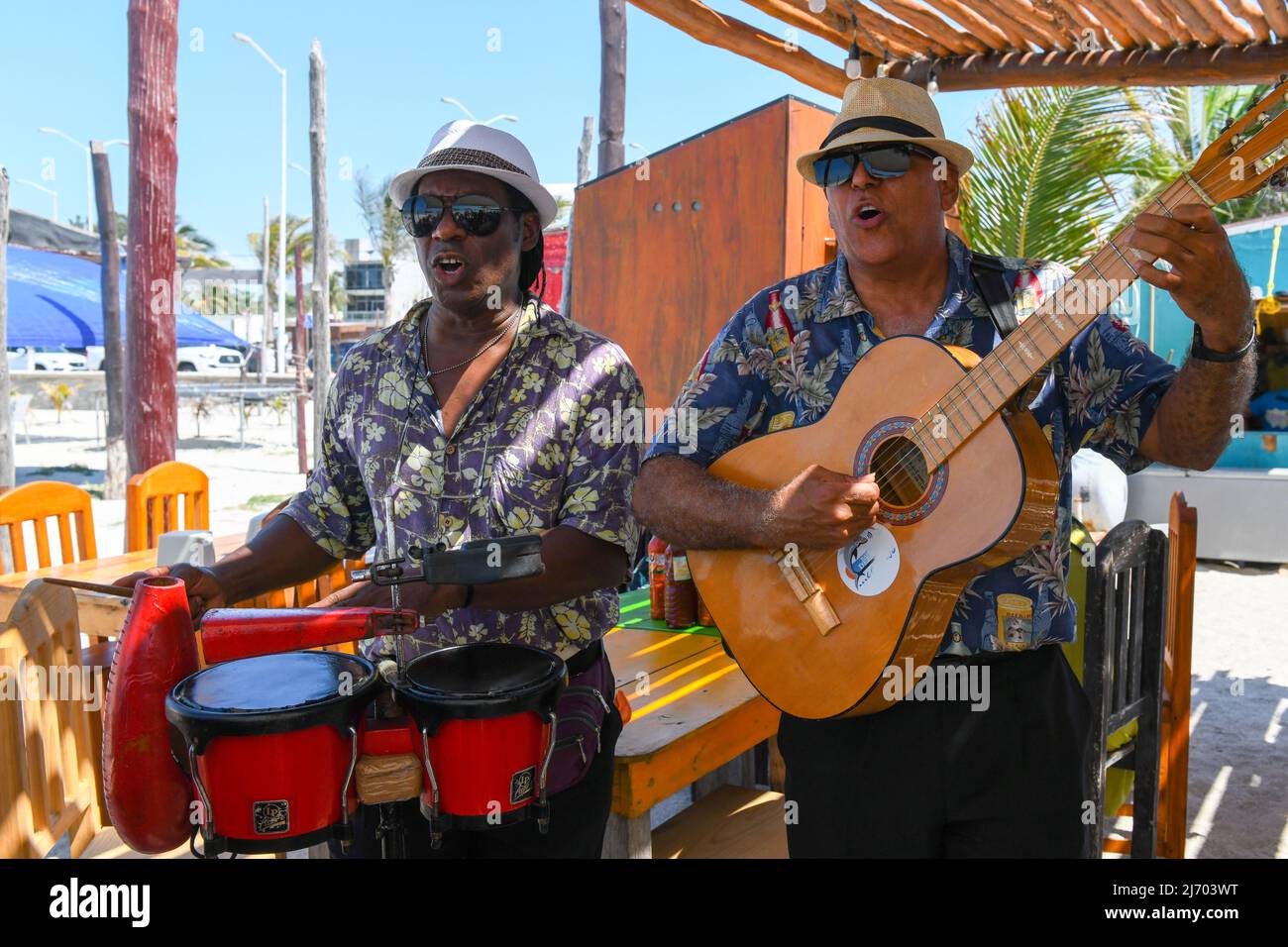 Musicisti che intrattengono clienti in un ristorante sulla spiaggia a Ciudad de Carmen, Campeche, Messico Foto Stock