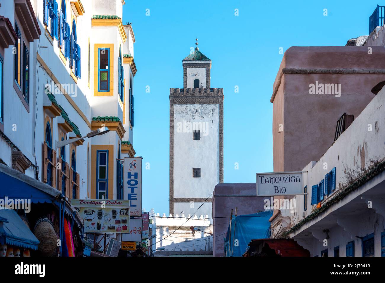 ESSAOUIRA - GEN 04: Tradizionale città vecchia morroca con architettura bianca e non tipica nel quartiere Medina di Essaouira, Gennaio 04. 2018 in Marocco Foto Stock