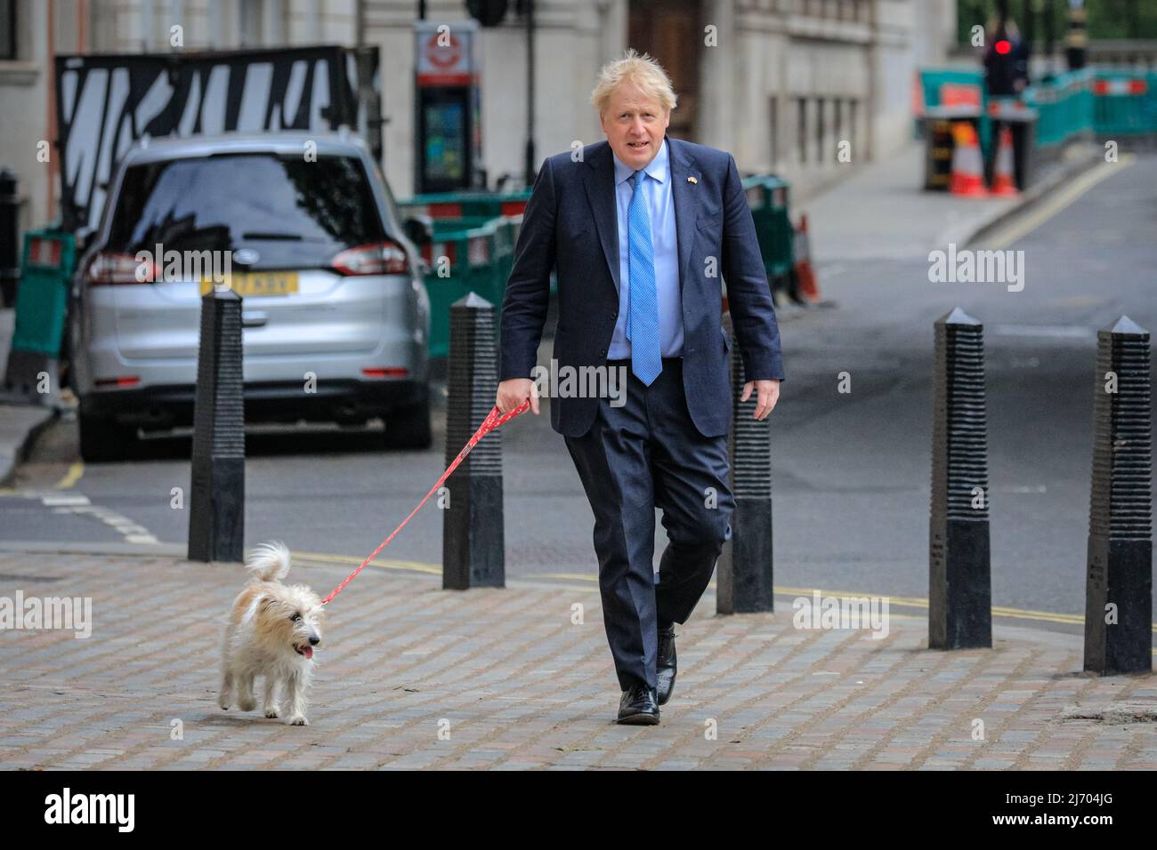 Londra, Regno Unito, 5th maggio 2022. Boris Johnson, British prime Minster, lancia il suo voto nelle elezioni locali al Methodist Central Hall di Westminster questa mattina, camminando con il suo cane, Dilyn. Credit: Imagplotter/Alamy Live News Foto Stock