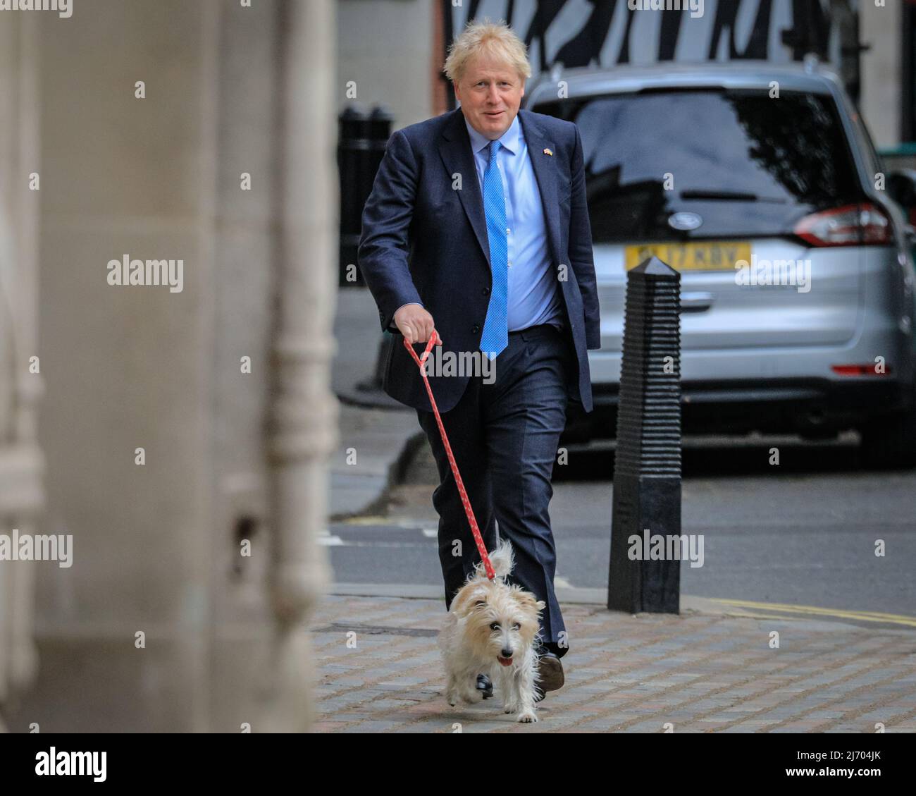 Londra, Regno Unito, 5th maggio 2022. Boris Johnson, British prime Minster, lancia il suo voto nelle elezioni locali al Methodist Central Hall di Westminster questa mattina, camminando con il suo cane, Dilyn. Credit: Imagplotter/Alamy Live News Foto Stock