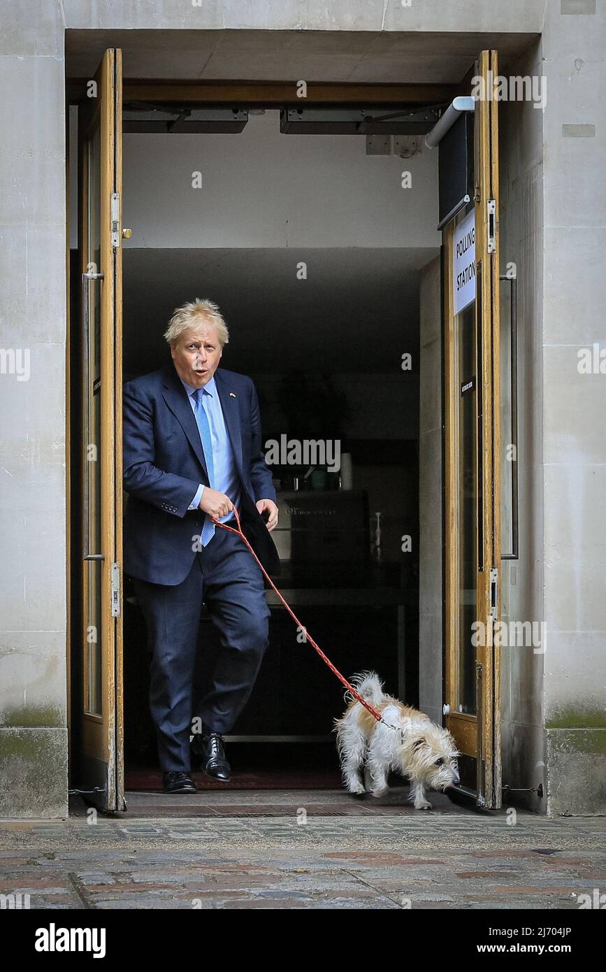 Londra, Regno Unito, 5th maggio 2022. Boris Johnson, British prime Minster, lancia il suo voto nelle elezioni locali al Methodist Central Hall di Westminster questa mattina, camminando con il suo cane, Dilyn. Credit: Imagplotter/Alamy Live News Foto Stock