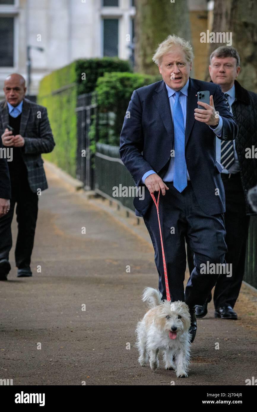 Londra, Regno Unito, 5th maggio 2022. Boris Johnson, British prime Minster, lancia il suo voto nelle elezioni locali al Methodist Central Hall di Westminster questa mattina, camminando con il suo cane, Dilyn. Credit: Imagplotter/Alamy Live News Foto Stock