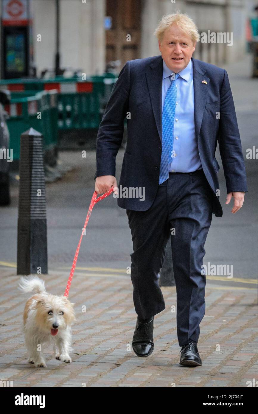 Londra, Regno Unito, 5th maggio 2022. Boris Johnson, British prime Minster, lancia il suo voto nelle elezioni locali al Methodist Central Hall di Westminster questa mattina, camminando con il suo cane, Dilyn. Credit: Imagplotter/Alamy Live News Foto Stock