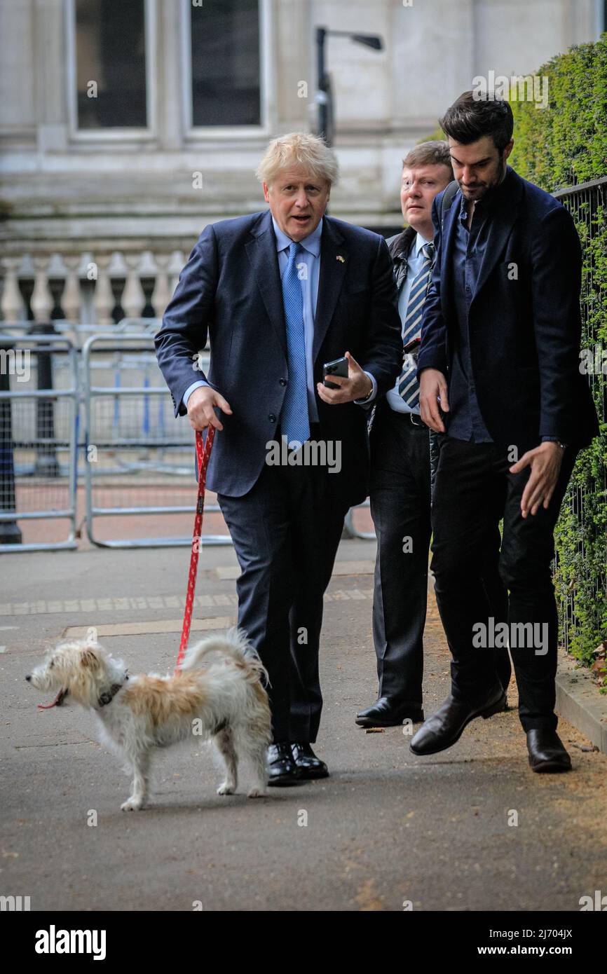 Londra, Regno Unito, 5th maggio 2022. Boris Johnson, British prime Minster, lancia il suo voto nelle elezioni locali al Methodist Central Hall di Westminster questa mattina, camminando con il suo cane, Dilyn. Credit: Imagplotter/Alamy Live News Foto Stock