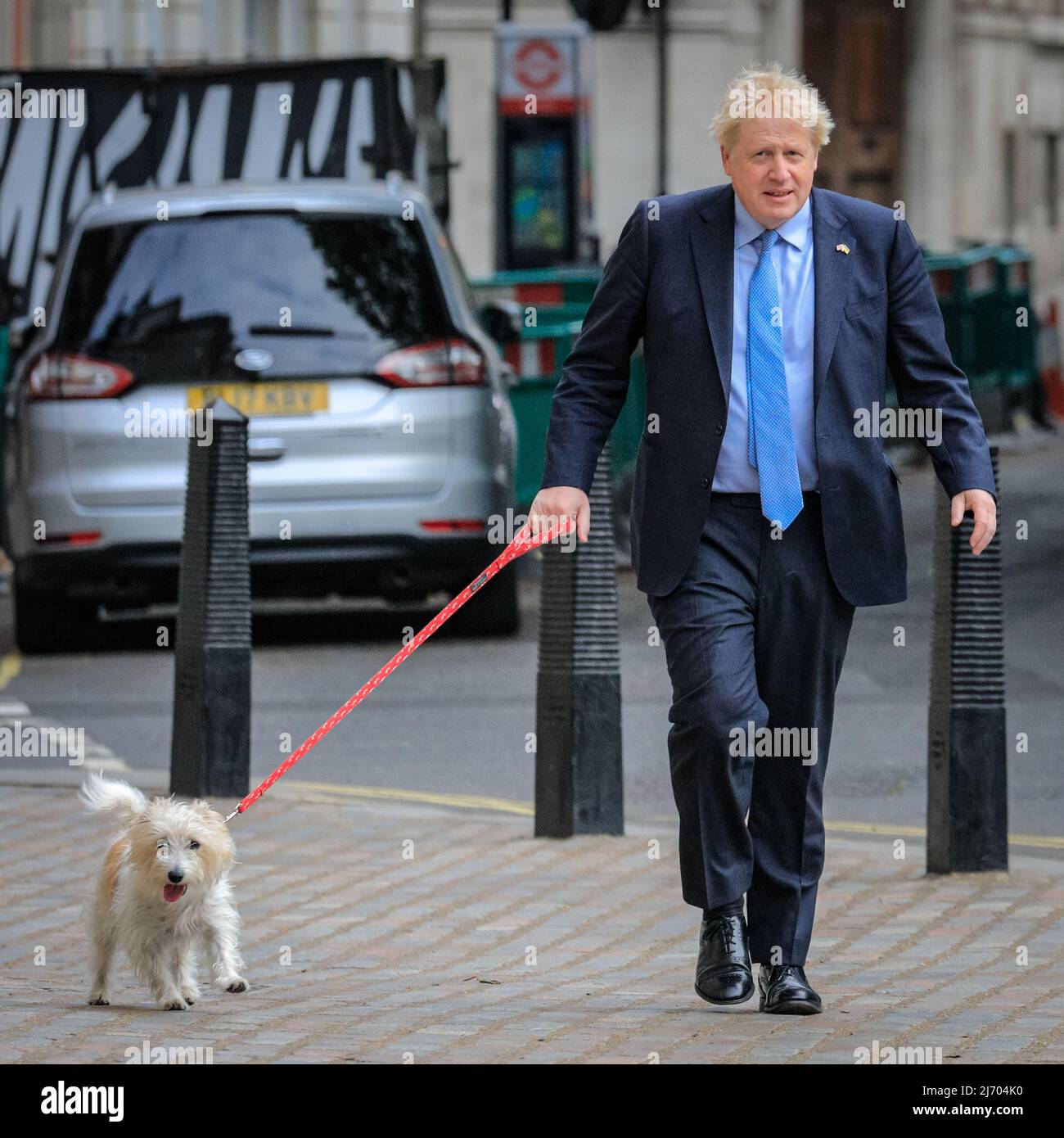 Londra, Regno Unito, 5th maggio 2022. Boris Johnson, British prime Minster, lancia il suo voto nelle elezioni locali al Methodist Central Hall di Westminster questa mattina, camminando con il suo cane, Dilyn. Credit: Imagplotter/Alamy Live News Foto Stock