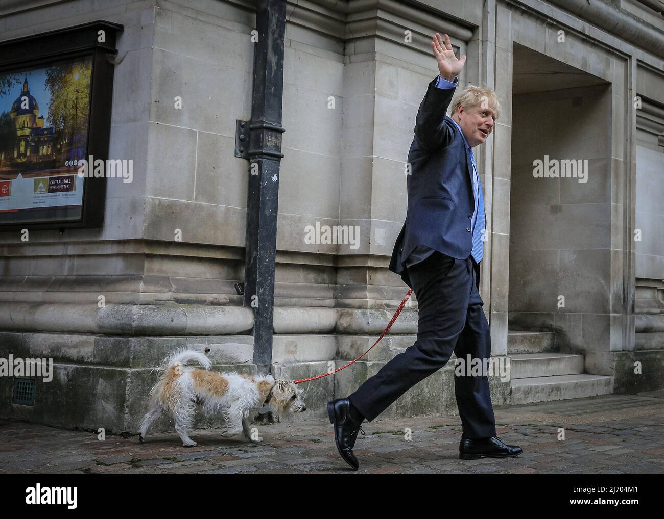 Londra, Regno Unito, 5th maggio 2022. Boris Johnson, British prime Minster, lancia il suo voto nelle elezioni locali al Methodist Central Hall di Westminster questa mattina, camminando con il suo cane, Dilyn. Credit: Imagplotter/Alamy Live News Foto Stock