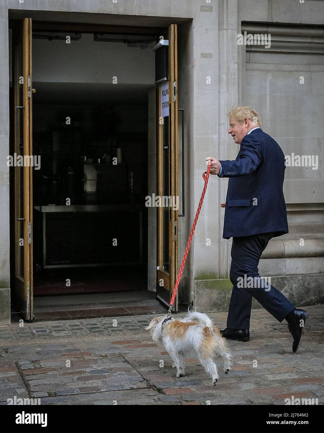 Londra, Regno Unito, 5th maggio 2022. Boris Johnson, British prime Minster, lancia il suo voto nelle elezioni locali al Methodist Central Hall di Westminster questa mattina, camminando con il suo cane, Dilyn. Credit: Imagplotter/Alamy Live News Foto Stock