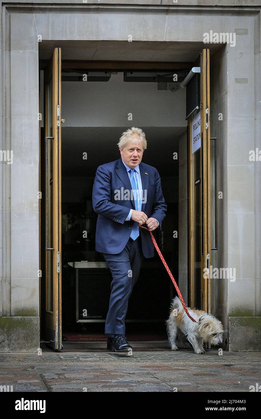 Londra, Regno Unito, 5th maggio 2022. Boris Johnson, British prime Minster, lancia il suo voto nelle elezioni locali al Methodist Central Hall di Westminster questa mattina, camminando con il suo cane, Dilyn. Credit: Imagplotter/Alamy Live News Foto Stock