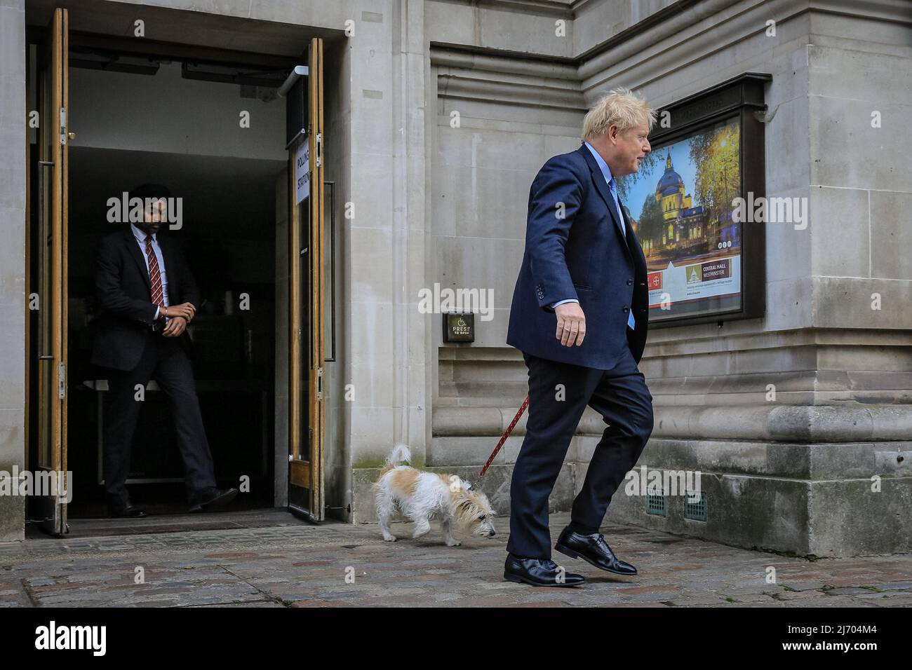 Londra, Regno Unito, 5th maggio 2022. Boris Johnson, British prime Minster, lancia il suo voto nelle elezioni locali al Methodist Central Hall di Westminster questa mattina, camminando con il suo cane, Dilyn. Credit: Imagplotter/Alamy Live News Foto Stock