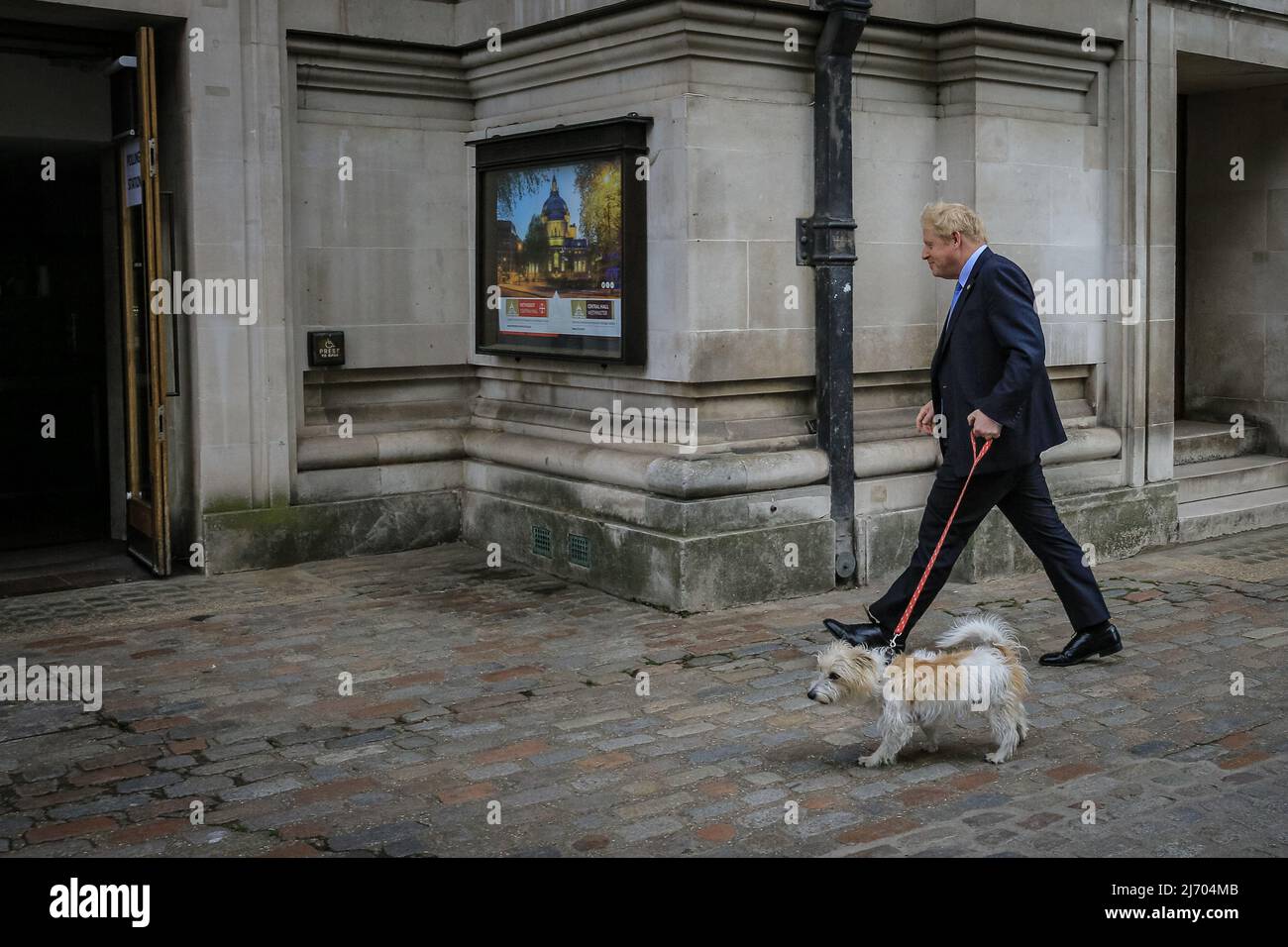 Londra, Regno Unito, 5th maggio 2022. Boris Johnson, British prime Minster, lancia il suo voto nelle elezioni locali al Methodist Central Hall di Westminster questa mattina, camminando con il suo cane, Dilyn. Credit: Imagplotter/Alamy Live News Foto Stock