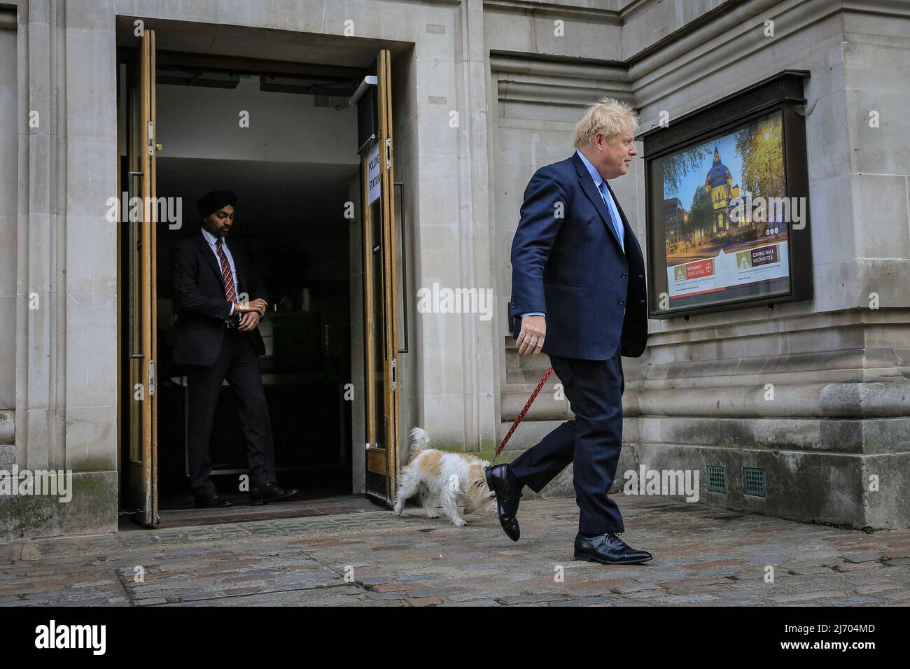 Londra, Regno Unito, 5th maggio 2022. Boris Johnson, British prime Minster, lancia il suo voto nelle elezioni locali al Methodist Central Hall di Westminster questa mattina, camminando con il suo cane, Dilyn. Credit: Imagplotter/Alamy Live News Foto Stock