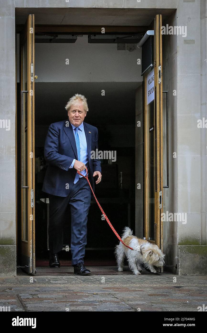 Londra, Regno Unito, 5th maggio 2022. Boris Johnson, British prime Minster, lancia il suo voto nelle elezioni locali al Methodist Central Hall di Westminster questa mattina, camminando con il suo cane, Dilyn. Credit: Imagplotter/Alamy Live News Foto Stock
