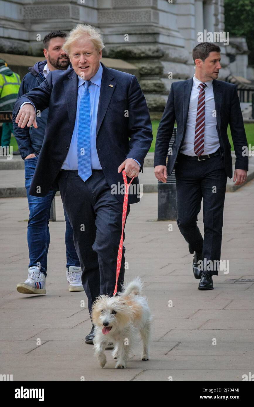 Londra, Regno Unito, 5th maggio 2022. Boris Johnson, British prime Minster, lancia il suo voto nelle elezioni locali al Methodist Central Hall di Westminster questa mattina, camminando con il suo cane, Dilyn. Credit: Imagplotter/Alamy Live News Foto Stock