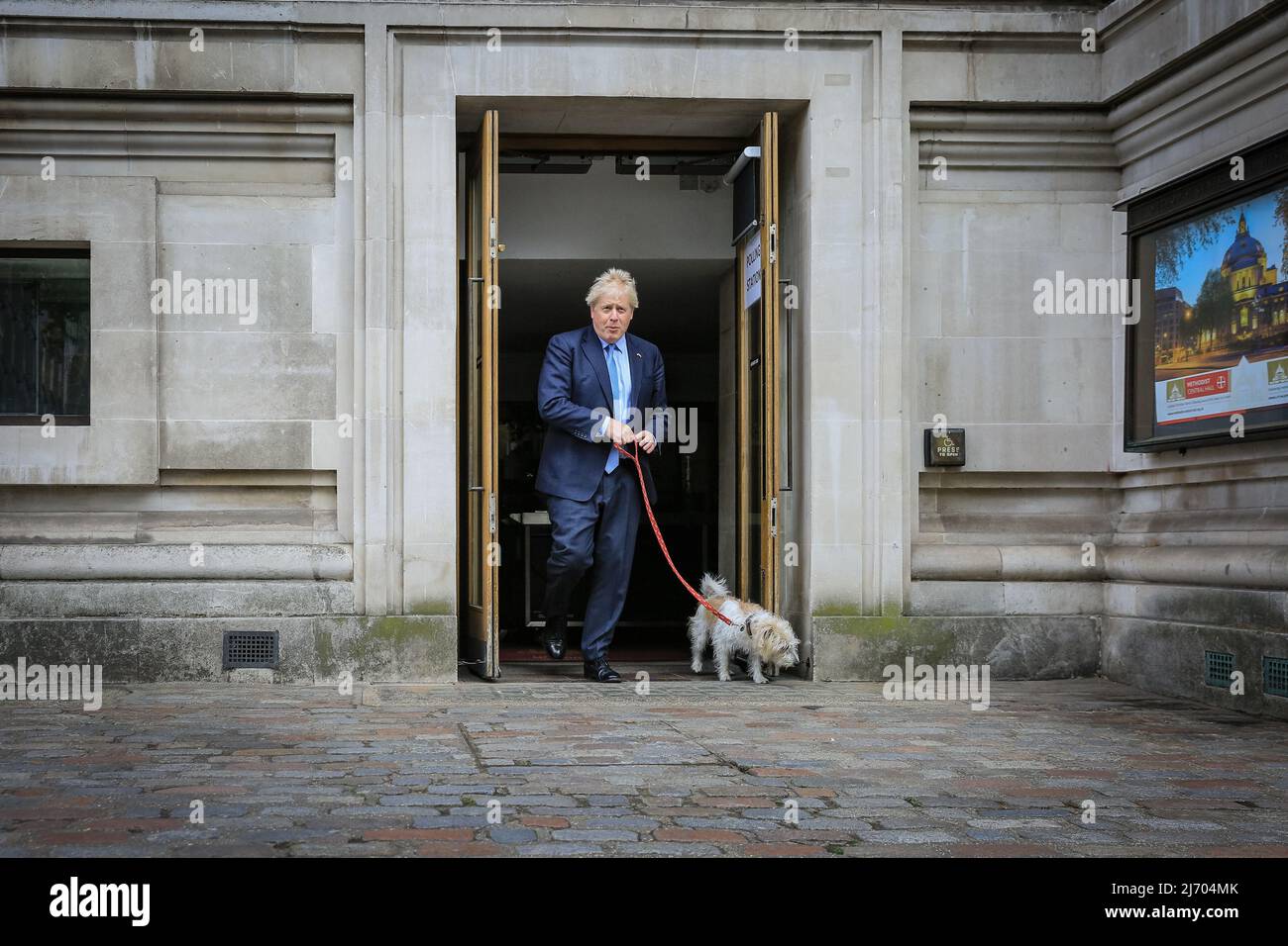 Londra, Regno Unito, 5th maggio 2022. Boris Johnson, British prime Minster, lancia il suo voto nelle elezioni locali al Methodist Central Hall di Westminster questa mattina, camminando con il suo cane, Dilyn. Credit: Imagplotter/Alamy Live News Foto Stock