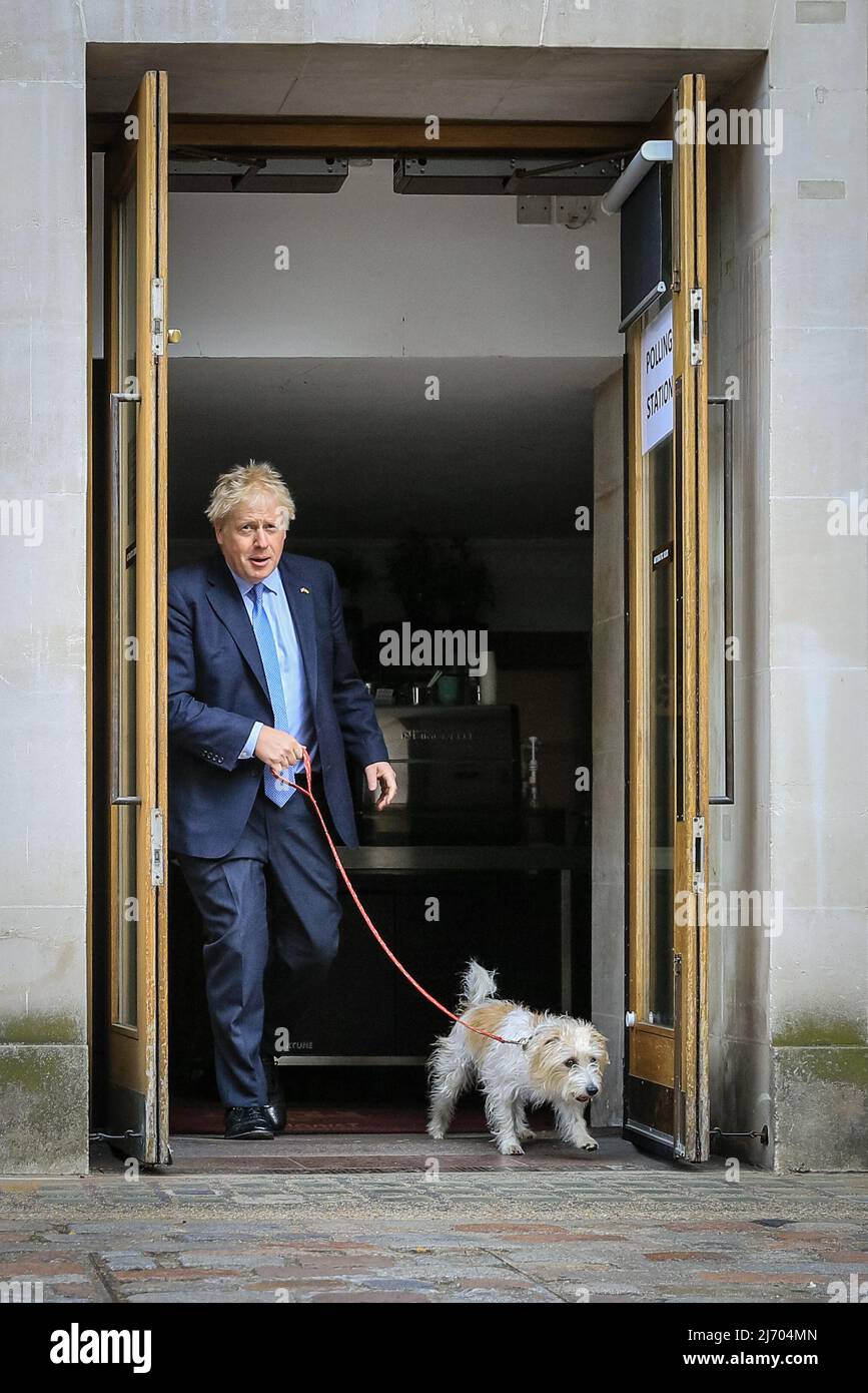 Londra, Regno Unito, 5th maggio 2022. Boris Johnson, British prime Minster, lancia il suo voto nelle elezioni locali al Methodist Central Hall di Westminster questa mattina, camminando con il suo cane, Dilyn. Credit: Imagplotter/Alamy Live News Foto Stock