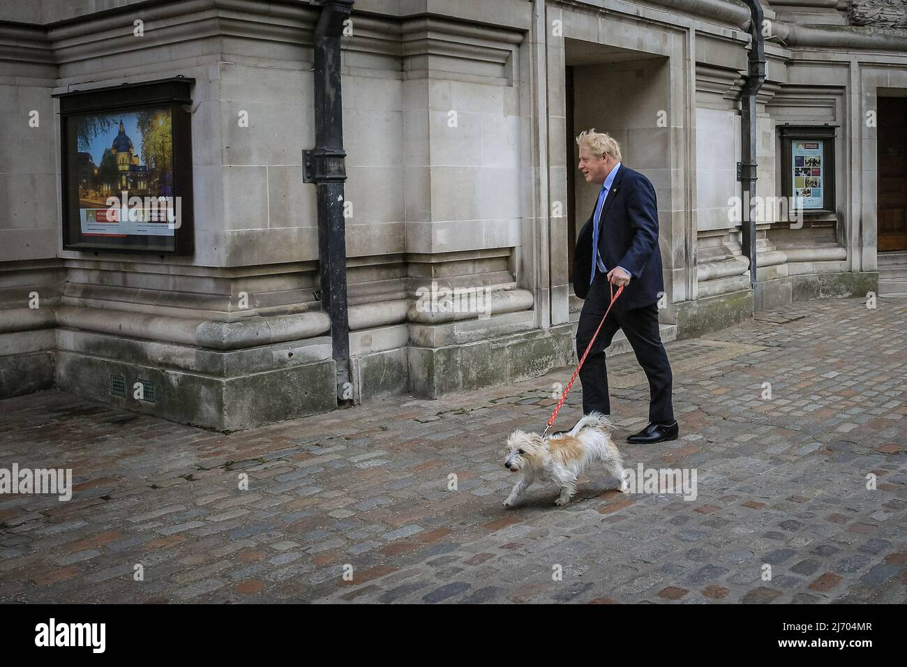 Londra, Regno Unito, 5th maggio 2022. Boris Johnson, British prime Minster, lancia il suo voto nelle elezioni locali al Methodist Central Hall di Westminster questa mattina, camminando con il suo cane, Dilyn. Credit: Imagplotter/Alamy Live News Foto Stock