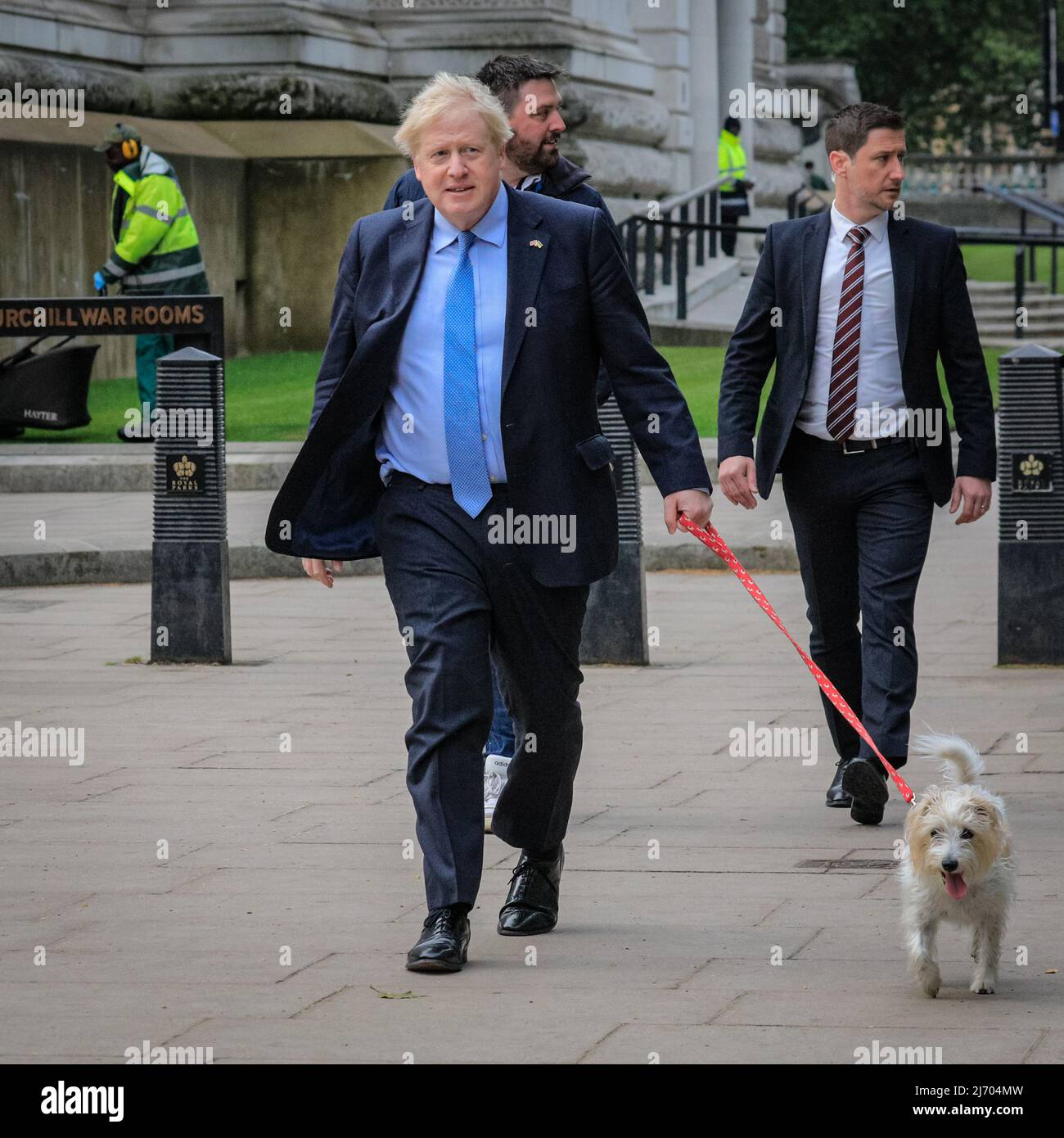 Londra, Regno Unito, 5th maggio 2022. Boris Johnson, British prime Minster, lancia il suo voto nelle elezioni locali al Methodist Central Hall di Westminster questa mattina, camminando con il suo cane, Dilyn. Credit: Imagplotter/Alamy Live News Foto Stock