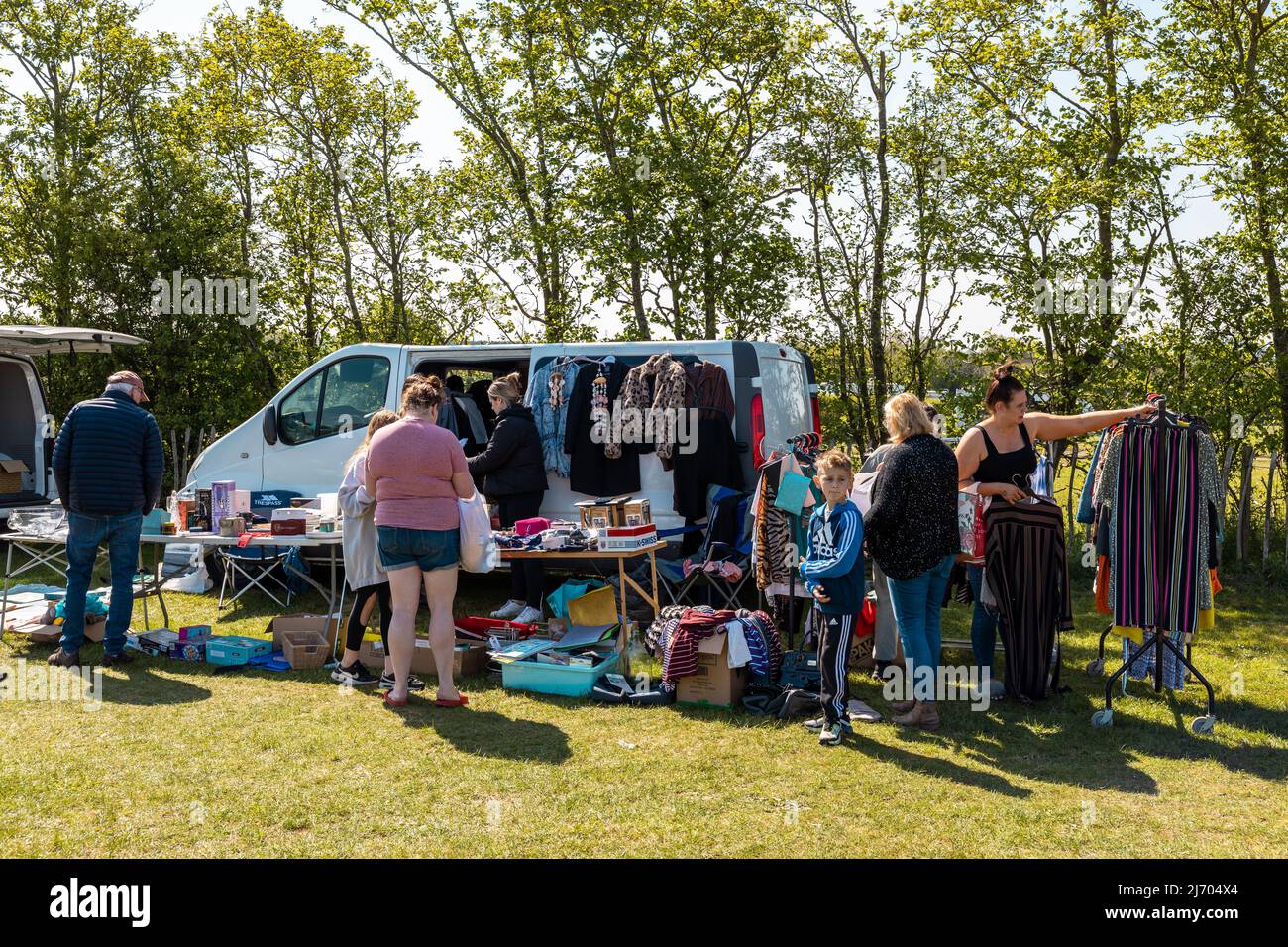 Fine settimana vendita stivali auto attrae la gente in cerca di affari a buon mercato e secondhand usato oggetti come la difficoltà economica si stringe e il tasso di interesse aumenta Foto Stock