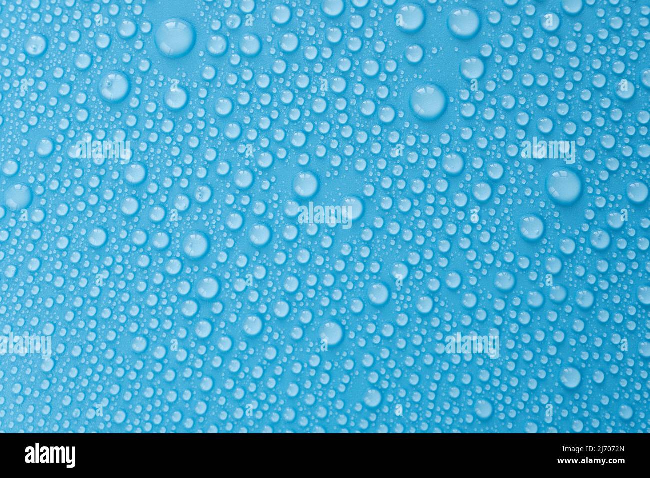 Gocce d'acqua su sfondo blu, vista dall'alto del motivo con goccia, posa piatta come sovrapposizione Foto Stock