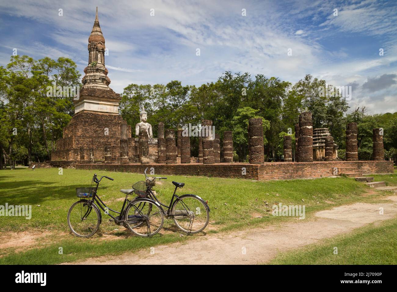 Noleggio biciclette parcheggiate insieme a Wat Traphang Ngoen, Sukhothai, Thailandia. Foto Stock