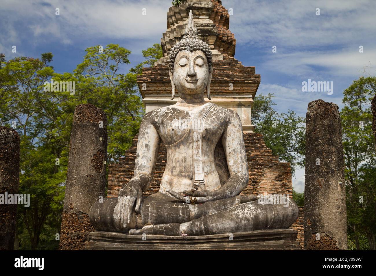 Buddha seduto al Wat Traphang Ngoen a Sukhothai, Thailandia. Foto Stock