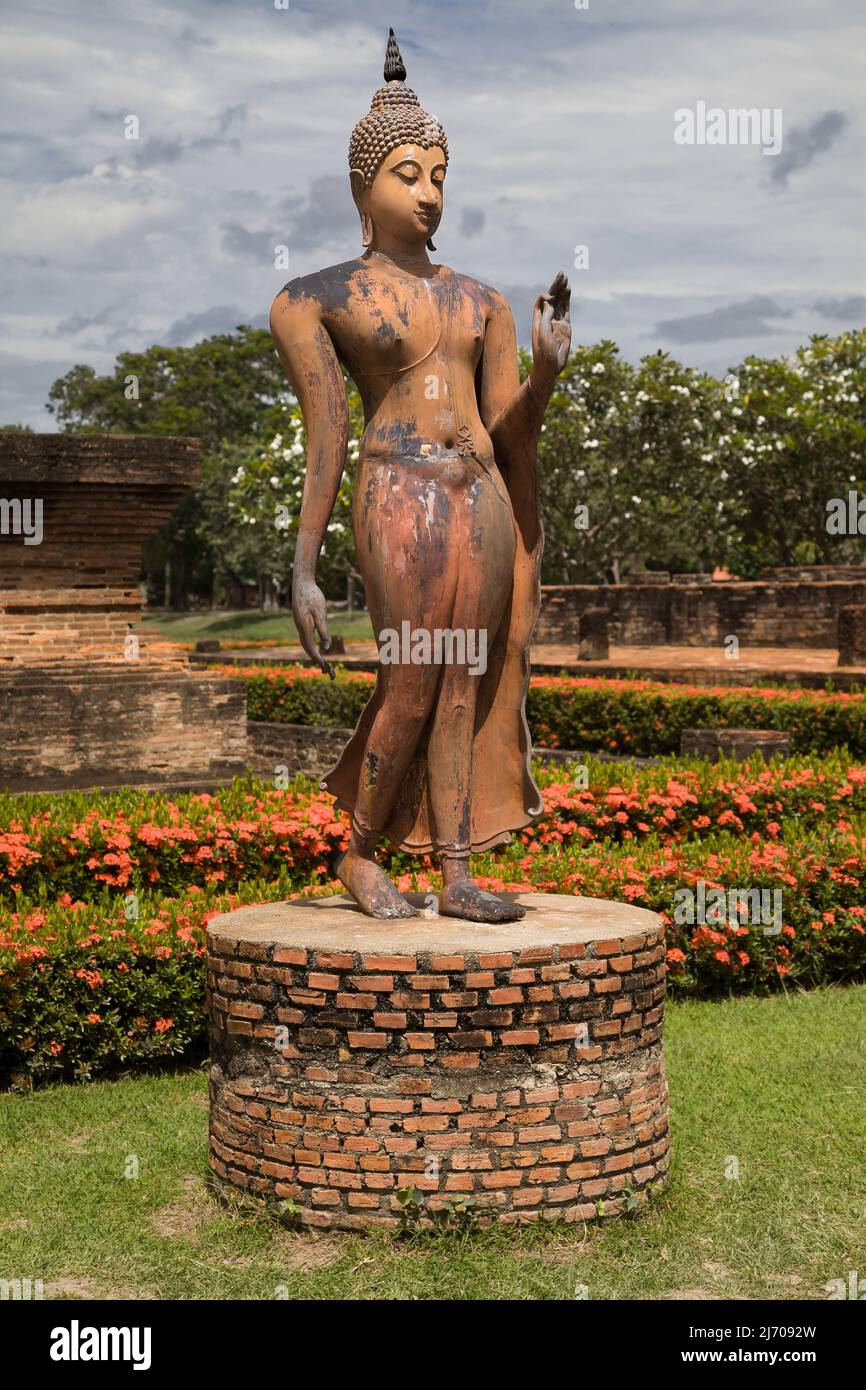 Walking Buddha a Wat SA si, Sukhothai, Thailandia. Foto Stock