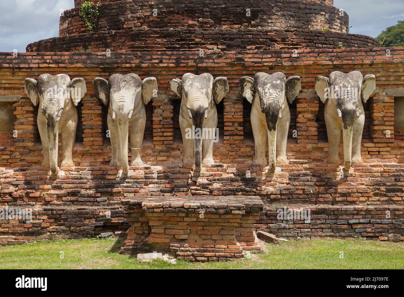 Sculture di elefanti a Wat Sorasak, Sukhothai, Thailandia. Foto Stock