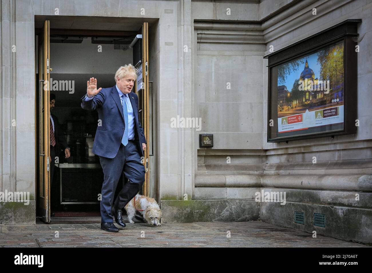 Londra, Regno Unito, 5th maggio 2022. Boris Johnson, British prime Minster, lancia il suo voto nelle elezioni locali al Methodist Central Hall di Westminster questa mattina, camminando con il suo cane, Dilyn. Credit: Imagplotter/Alamy Live News Foto Stock
