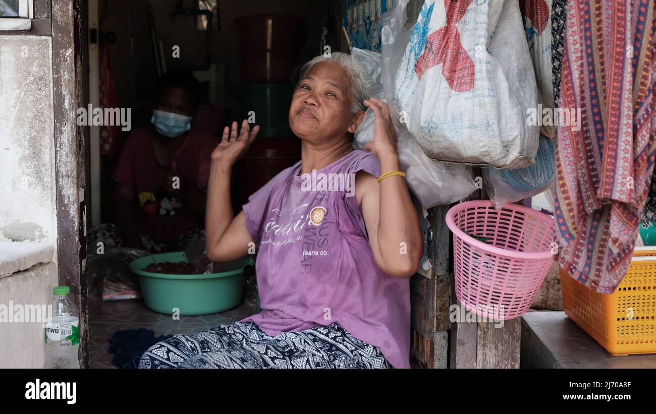 Lady anziana grigia con capelli su Asoke Road Asok Montri Road aka Soi Sukhumvit 21 Klong Toey Bangkok Thailandia Foto Stock