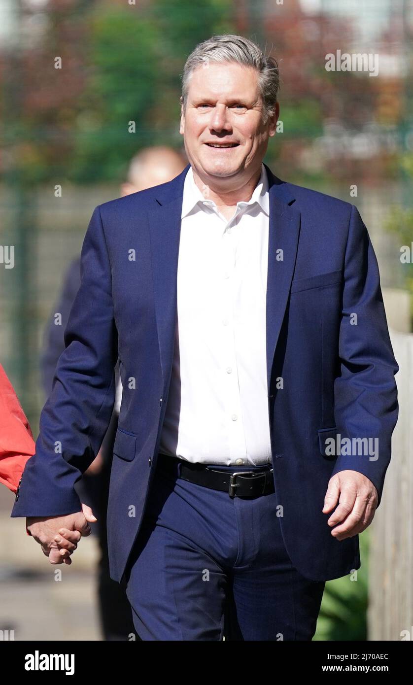 Il leader del lavoro Keir Starmer arriva a votare alla Sala tra di Londra, mentre gli elettori vanno ai sondaggi nelle elezioni del governo locale. Data immagine: Giovedì 5 maggio 2022. Foto Stock