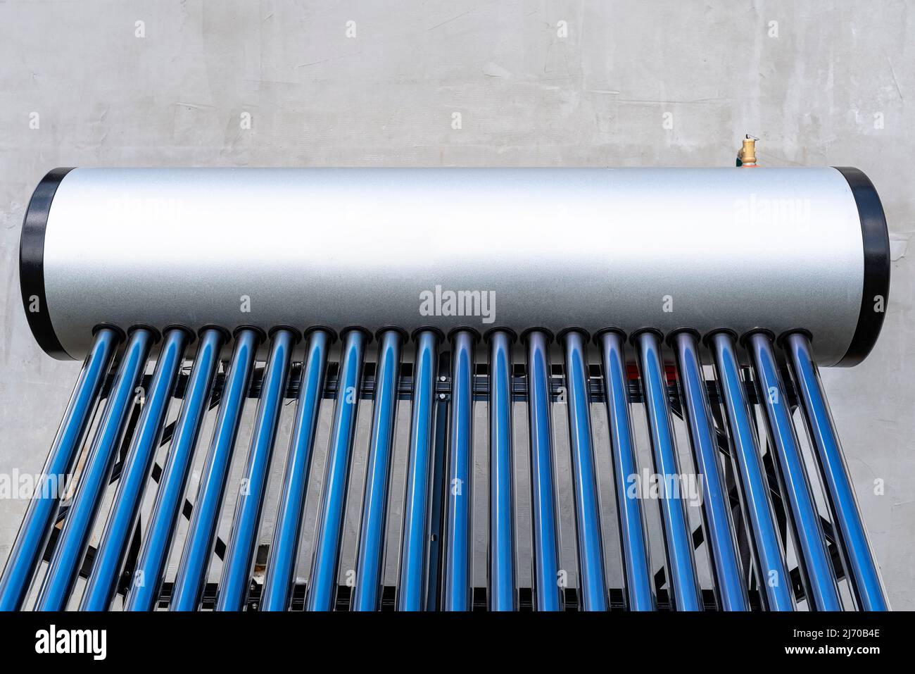 Un moderno collettore a pressione per il riscaldamento dell'acqua calda  sanitaria, in piedi di fronte alla casa sul prato, serbatoio dell'acqua  visibile Foto stock - Alamy