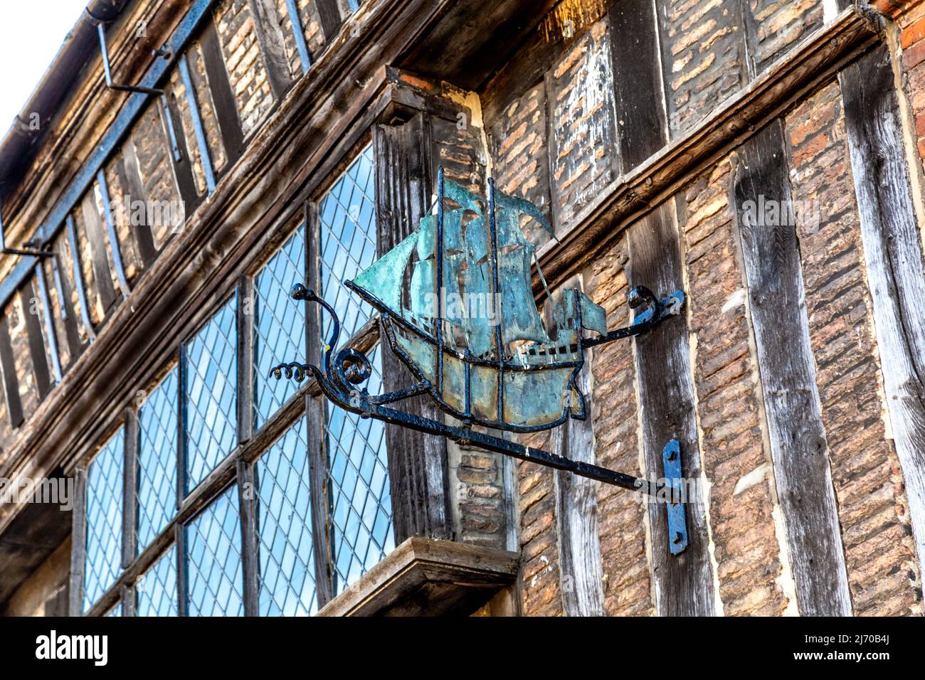 Cartello della nave a vela sulla facciata dell'edificio della pesca Groenlandia con travi a vista, costruito tra il 1605 e il 8, King's Lynn, Norfolk, Regno Unito Foto Stock