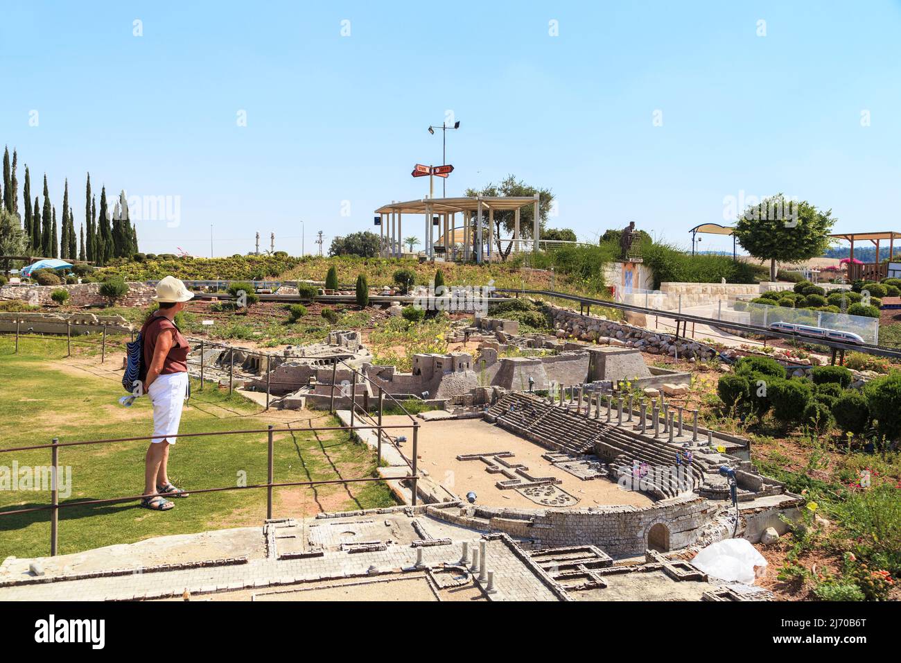 LATRUN, ISRSAEL - 18 SETTEMBRE 2017: Questo è un turista non identificato vicino alla disposizione dell'ippodromo romano in Cesarea, che si trova nel min Foto Stock