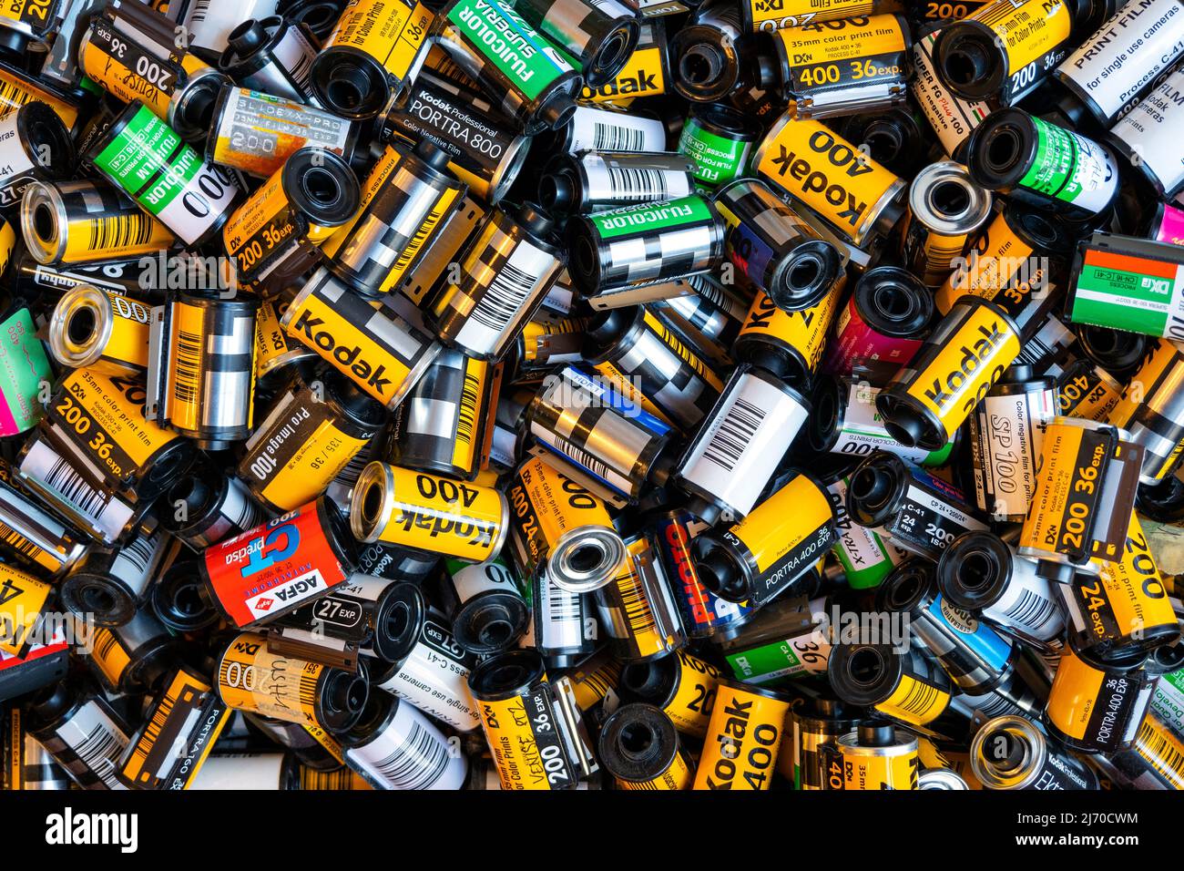 BERLINO - MAR 30: Mucchio di vecchie Kodak usate e molte altre cartucce da pellicola 35 mm in un negozio di foto a Berlino, marzo 30. 2022 in Germania Foto Stock