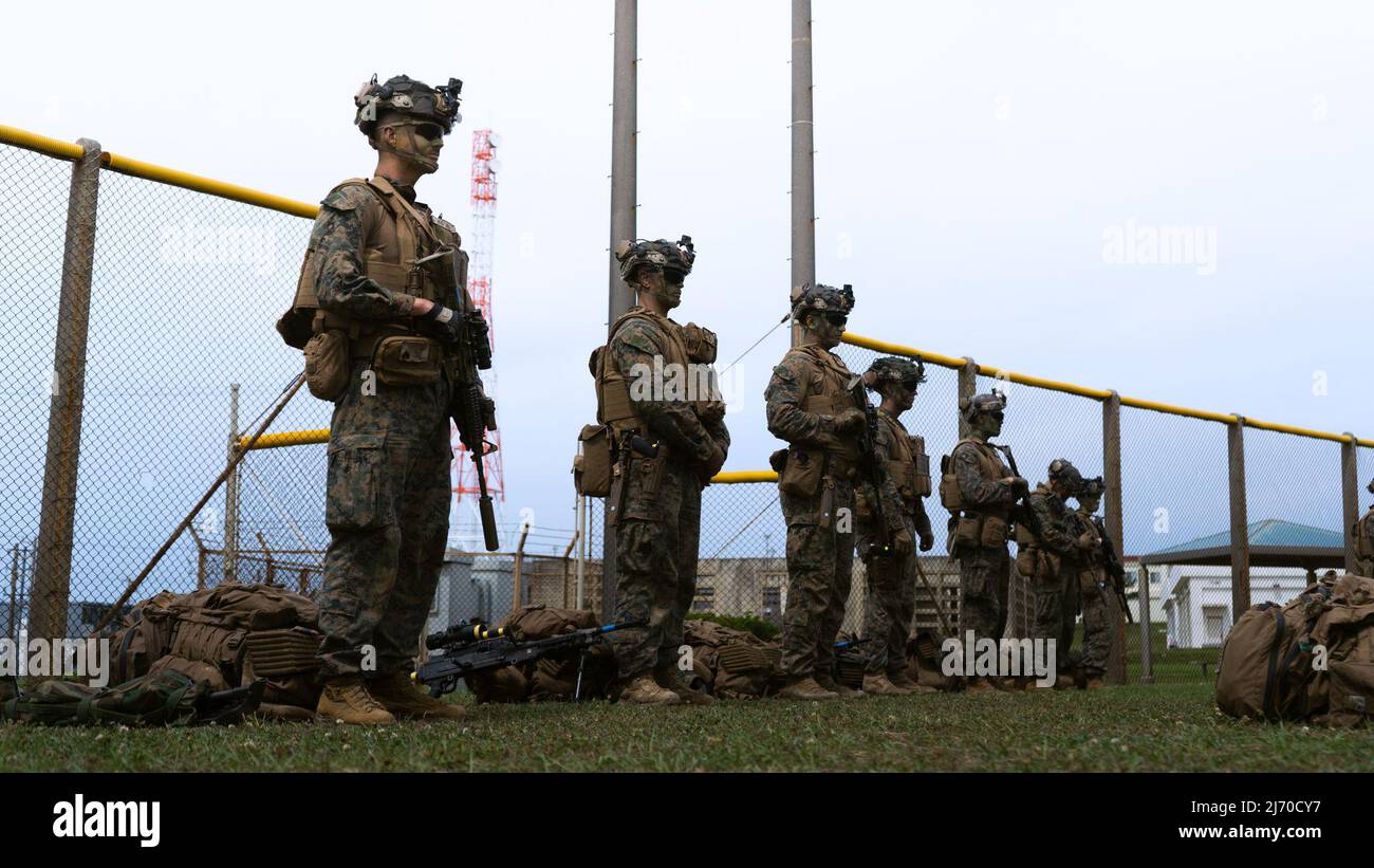 I Marines degli Stati Uniti con 3D battaglione, 2D Marines, conducono un'ispezione di risposta rapida a Camp Schwab, Okinawa, Giappone, 3 maggio 2022. Le ispezioni di routine con preavviso breve assicurano che i MEF Marines III rimangano pronti a implementare e mantenere rapidamente la sicurezza regionale nell'Indo-Pacifico. 3/2 è attualmente distribuito in base a 4th Marines come parte del programma di distribuzione delle unità. (STATI UNITI Foto del corpo marino di CPL. Scott Aubuchon) Foto Stock