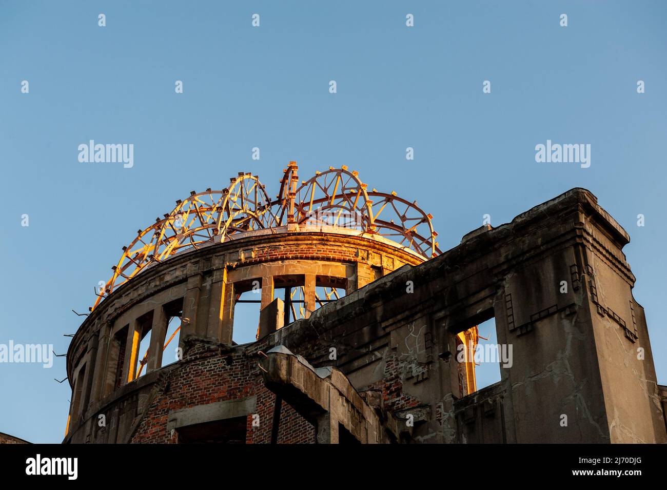 Gli ultimi raggi del sole si riflettono sul baldacchino della cupola della bomba atomica a Hiroshima, Giappone. Foto Stock