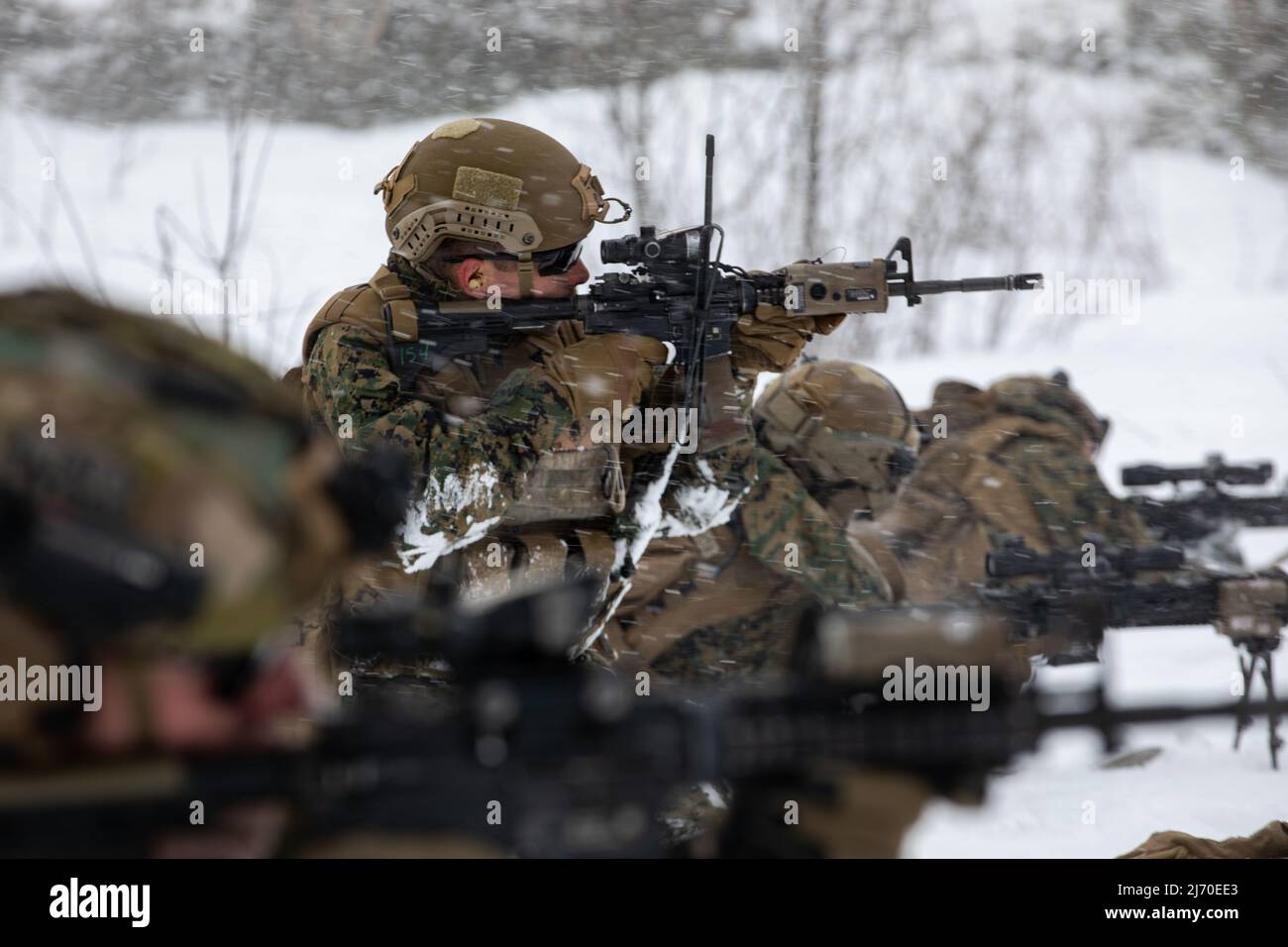 U.S. Marine Corps Sgt. Levi Noyes un fucile con Golf Company, Battalion Landing Team 2/6, 22nd Marine Expeditionary Unit, spara a un bersaglio durante un campo di fuoco a Setermoen, Norvegia, 26 aprile 2022. Il MEU del 22nd, imbarcato a bordo del Kearsarge Amphibious Ready Group, partecipa a un evento di formazione bilaterale con le forze armate del Regno di Norvegia per rafforzare l’interoperabilità tra Stati Uniti e Norvegia, garantendo capacità collettive e partnership salde tra alleati e partner della NATO. (STATI UNITI Foto del corpo marino di CPL. Yvonna Guyette) Foto Stock