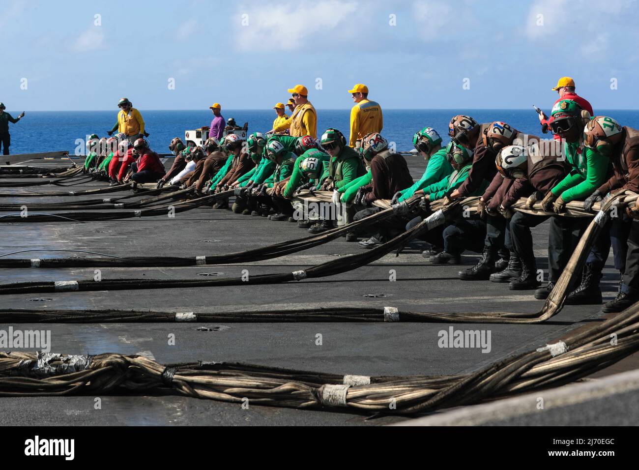 MARE DELLE FILIPPINE (26 aprile 2022) i marinai hanno allestito una barricata durante le esercitazioni di volo a bordo della portaerei di classe Nimitz USS Abraham Lincoln (CVN 72). Abraham Lincoln Strike Group è in fase di implementazione pianificata nell'area delle operazioni della flotta USA 7th per migliorare l'interoperabilità attraverso alleanze e partnership, fungendo da forza di risposta pronta a supportare una regione indopacifica libera e aperta. (STATI UNITI Foto della Marina di Seaman Kassandra Alanis) Foto Stock