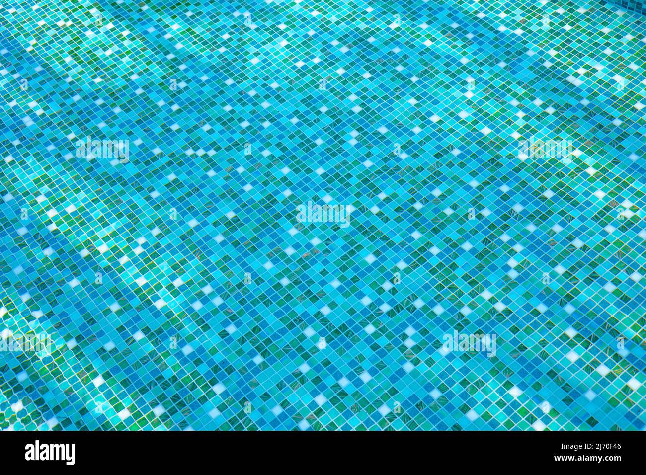 piscina blu con motivi di mosaico per un'estate accogliente fresco fresco fresco fresco sfondo freddo Foto Stock