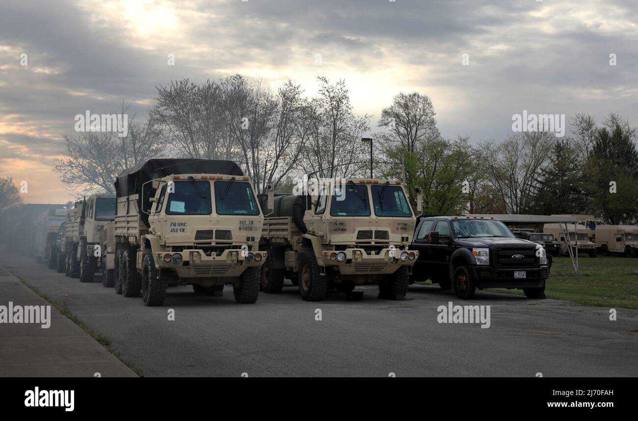 Le unità della riserva dell'esercito degli Stati Uniti fanno da palcoscenico ai loro veicoli per un'operazione urbana di ricerca e salvataggio in un'area simulata con contaminazione chimica, biologica, radiologica o nucleare durante Guardian Response 22 al Muscatuck Urban Training Center, Indiana, 28 aprile 2022. Guardian Response 22 offre luoghi realistici e attori di ruolo civili per simulare un ambiente di disastro impegnativo sotto la guida e la direzione del comandante della task force. (STATI UNITI Esercito foto di Sgt. Juan F. Jimenez) Foto Stock