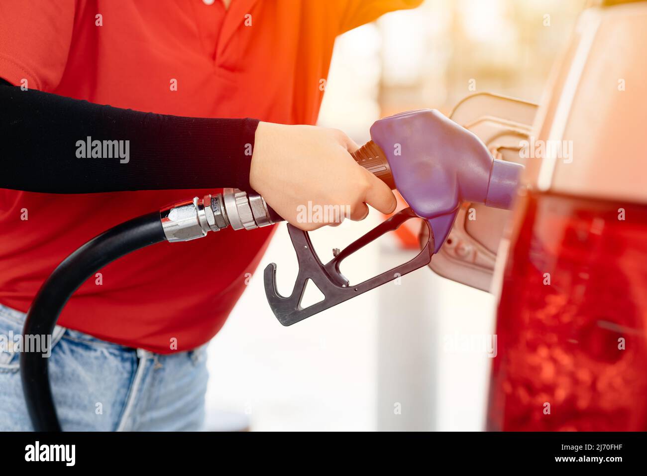 per il rifornimento di carburante, utilizzare l'ugello del carburante per il rifornimento di carburante. Rifornimento di veicoli presso la stazione di gas petrolifero con concetto di prezzo elevato. Foto Stock