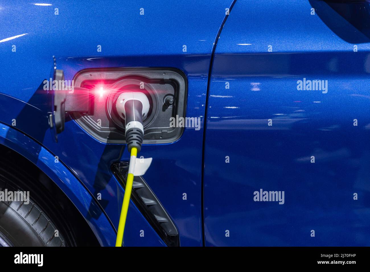 Auto EV presso la stazione di ricarica, auto elettrica verde energia e eco Power concetto. Foto Stock