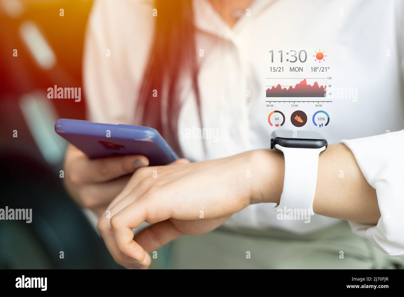 smartwatch con monitoraggio dei dati sanitari tramite smartphone per un moderno concetto di stile di vita digitale Foto Stock