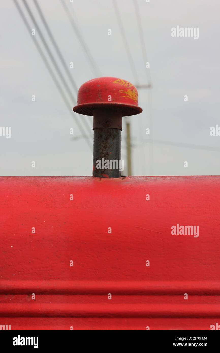 Motore e telaio meccanici tradizionali del trattore rosso brillante vintage. Foto Stock