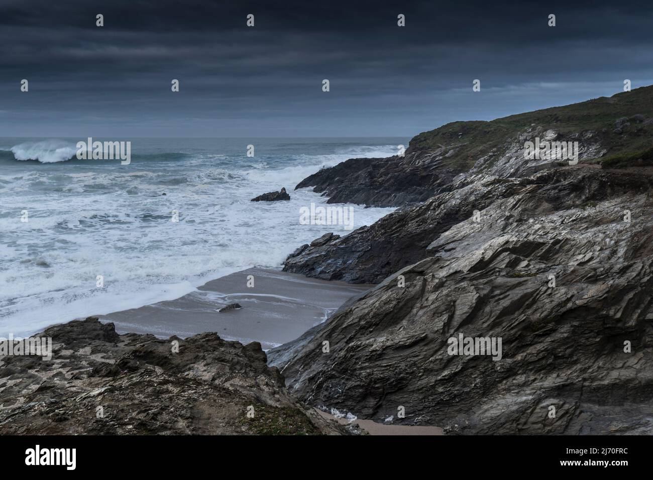 Condizioni meteorologiche tempestose sulla costa frastagliata di Towan Head a Newquay in Cornwall.People visitare Towan Head a Newquay durante condizioni meteorologiche ventose Foto Stock