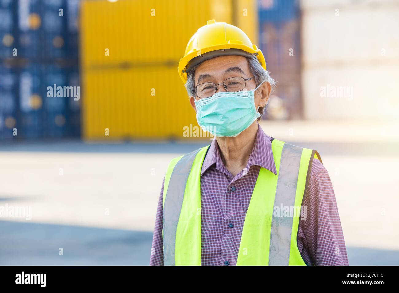 capo anziano anziano lavoratore con maschera facciale. Asian cinese vecchio uomo ingegnere personale cura della salute caposquadra. Foto Stock