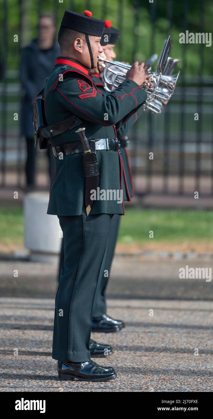 Wellington Barracks, Londra, Regno Unito. 5 maggio 2022. 10 il reggimento logistico Gurkha della Regina viene ispezionato e dichiarato idoneo al suo ruolo, pronto ad assumere la Guardia della Regina nei mesi di maggio e giugno e, in particolare, HM il weekend del Giubileo del platino della Regina. In seguito all’ispezione Fit for Role, 10 la mattina del 8 maggio il reggimento logistico Gurkha della Regina conduce il primo cambio della Guardia a Buckingham Palace e St James Palace, Prima di assumere la Guardia della Regina alla Torre di Londra il 9 maggio e il Castello di Windsor il 10 maggio. Credit: Malcolm Park/Alamy Live News. Foto Stock