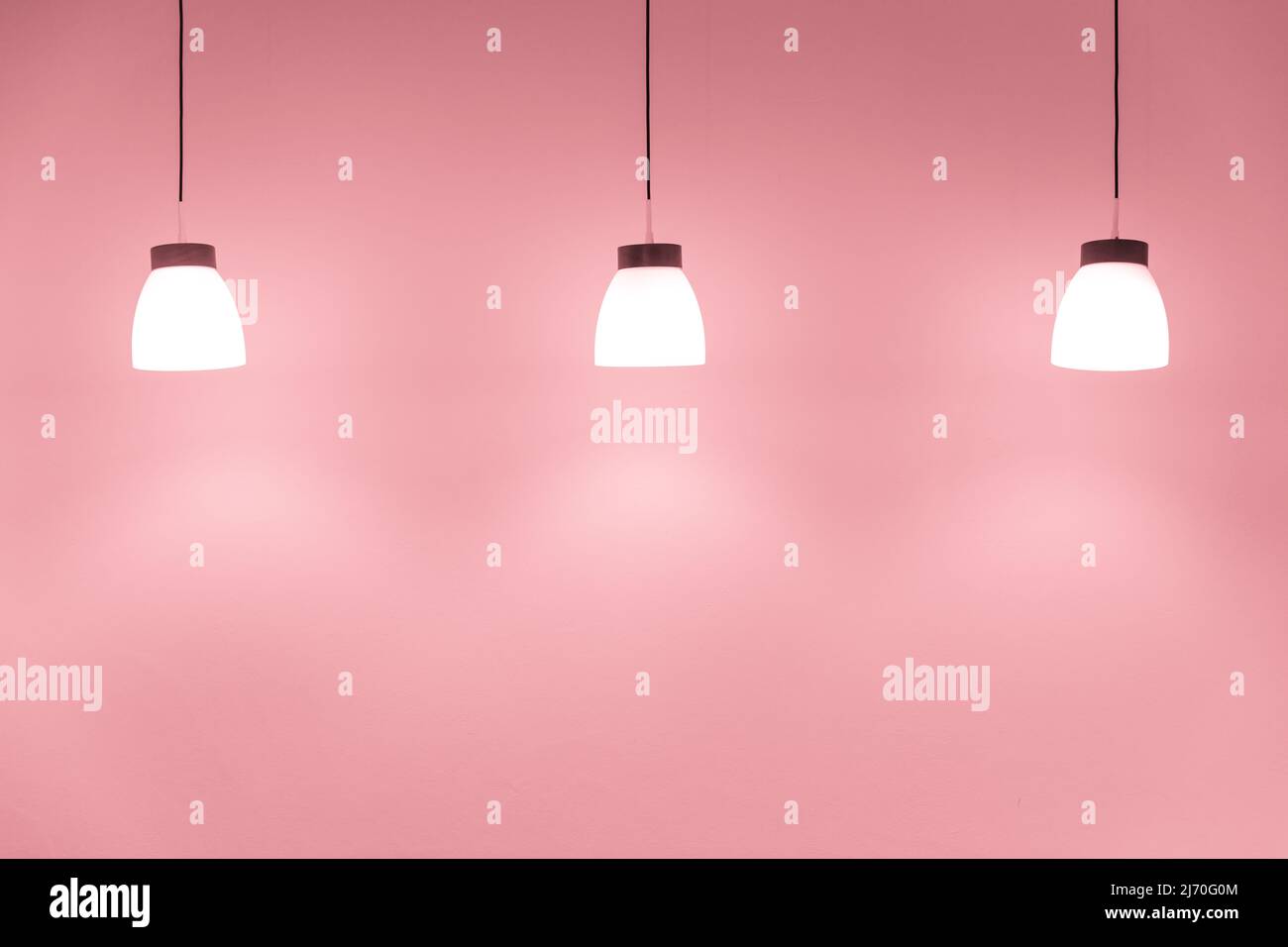 decorazione di luci a soffitto su pareti rosa dolce per l'illuminazione interna di sfondo Foto Stock